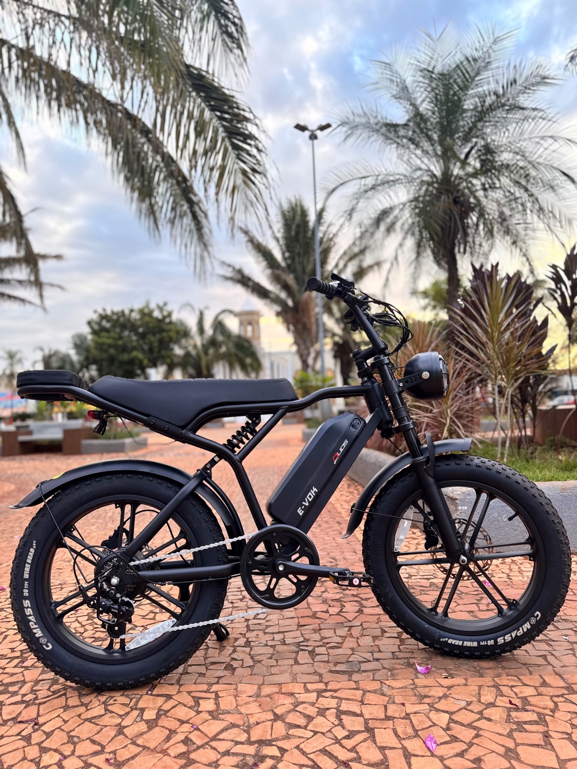 Duos Evok preta com motor de 1000W e bateria de lítio