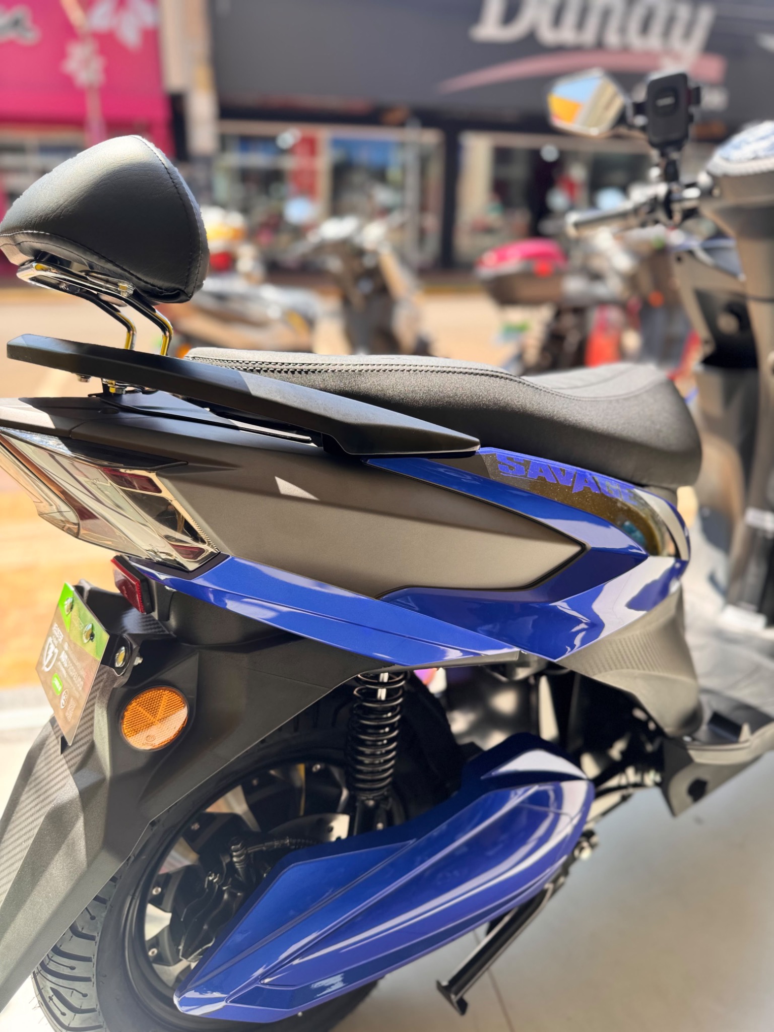 Detalhe do banco e da traseira da moto elétrica Savage azul
